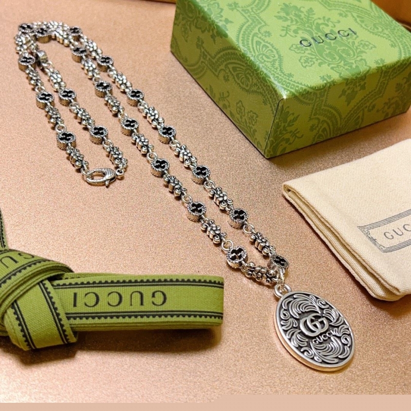 G*u*i necklaces